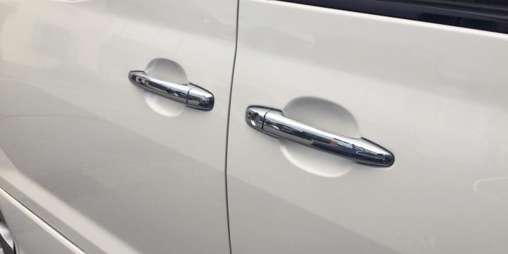 トヨタ10系アルファードのドアハンドルをメッキタイプに交換