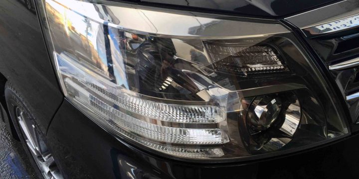 トヨタアルファードのヘッドライトリフレッシュ後の運転席側