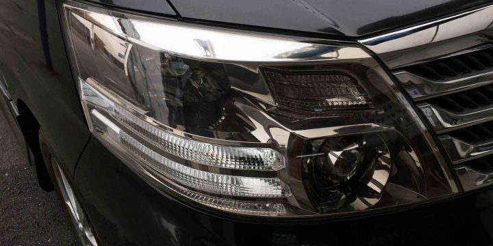 トヨタアルファードのヘッドライトレンズリフレッシュ後の運転席側