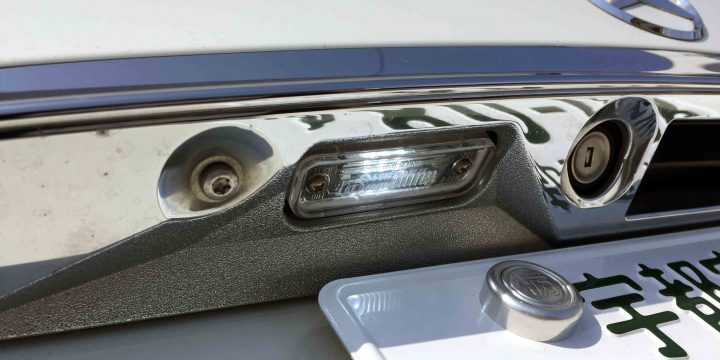 メルセデスベンツCLSのライセンスランプをCREEチップ3発LEDに交換