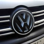 VWフォルクスワーゲンジェッタフロントエンブレム交換後にグリルを取り付け完了です。
