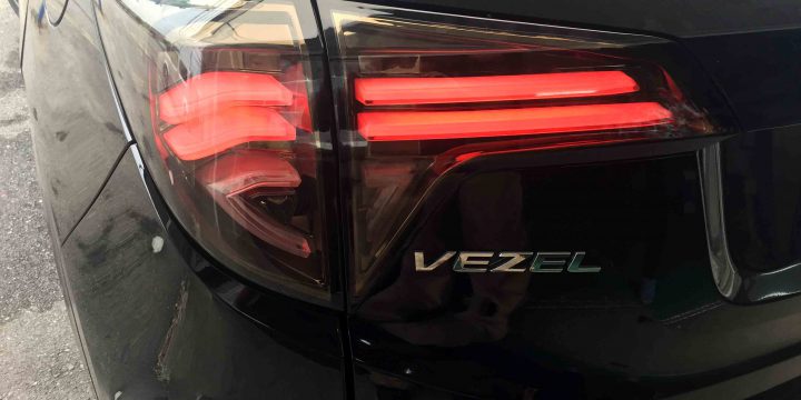 ホンダヴェゼルへプレミアムLEDテールランプポジション点灯時。