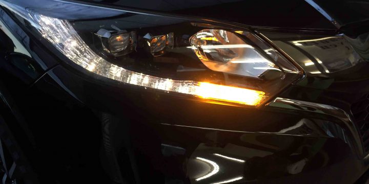 ホンダヴェゼルのウインカーへスイッチングLEDバルブ取り付け後ウインカー点灯時